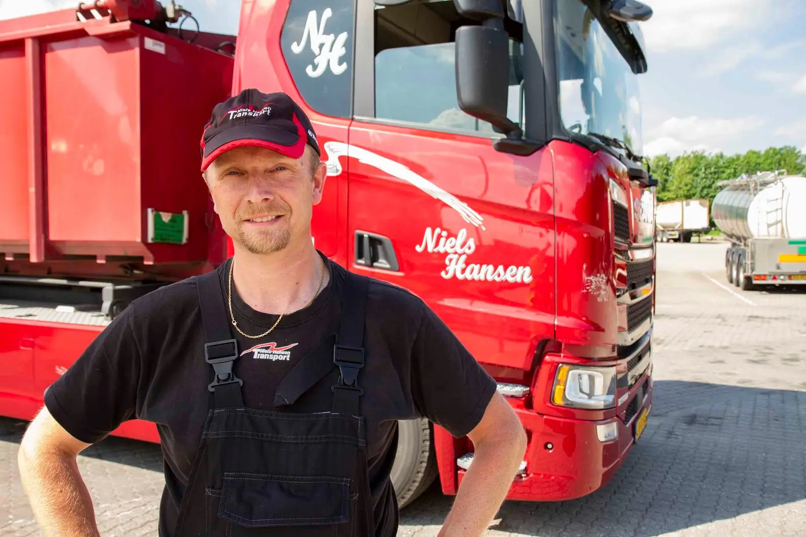 Brian Juhl ved sin Scania