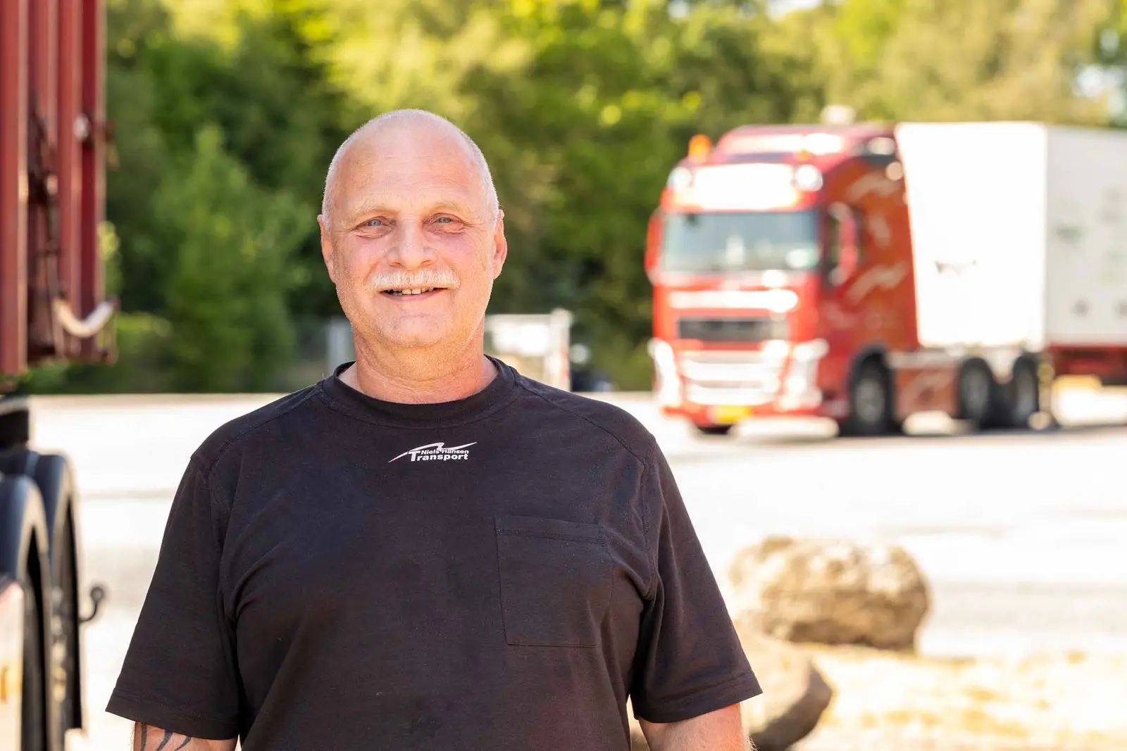 Dennis Brøns ved sin lastbil