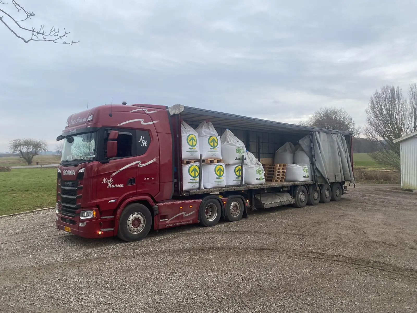 Åben trailer med big bags på paller