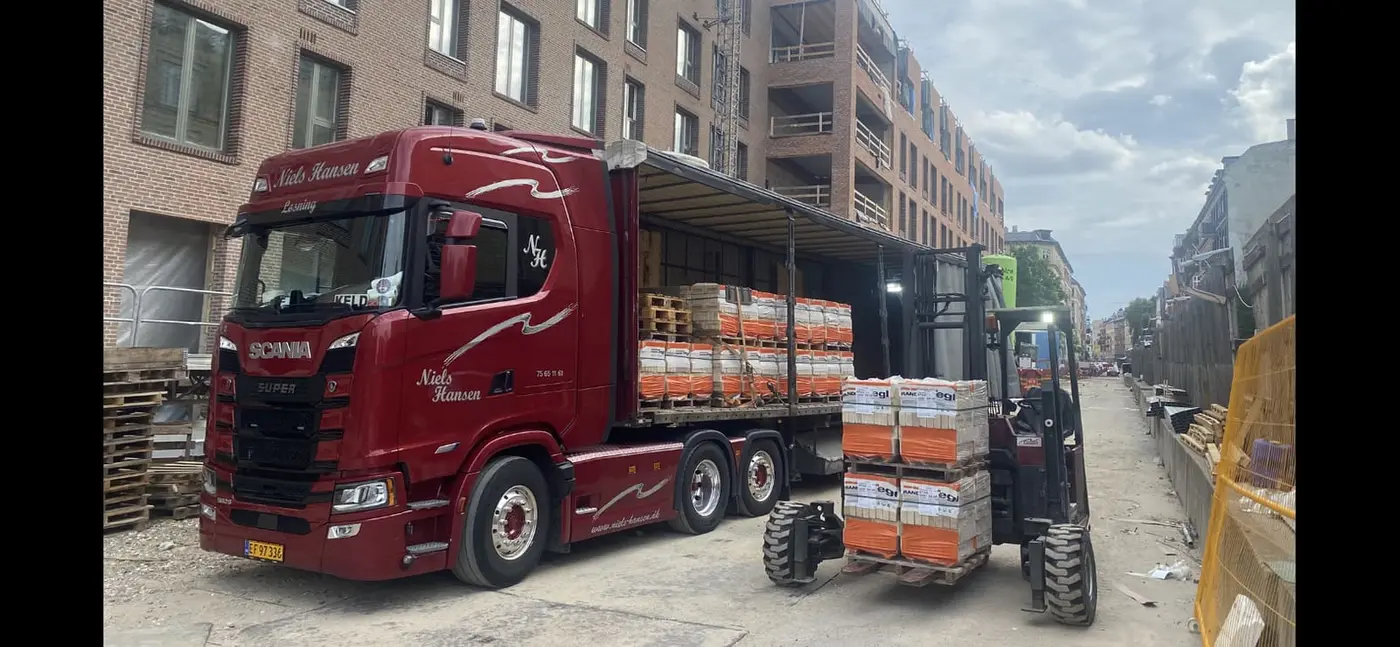 Tegl leveres på byggepladsen