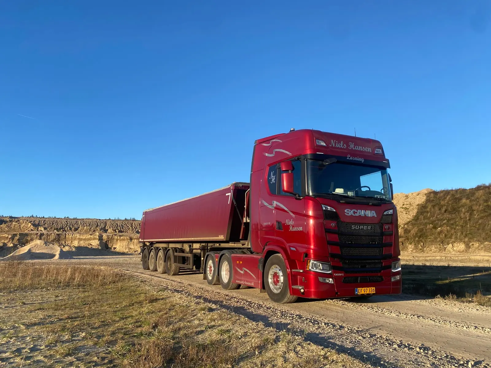 Tippertrailer i grusgraven