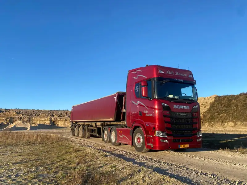 Tippertrailer i grusgraven