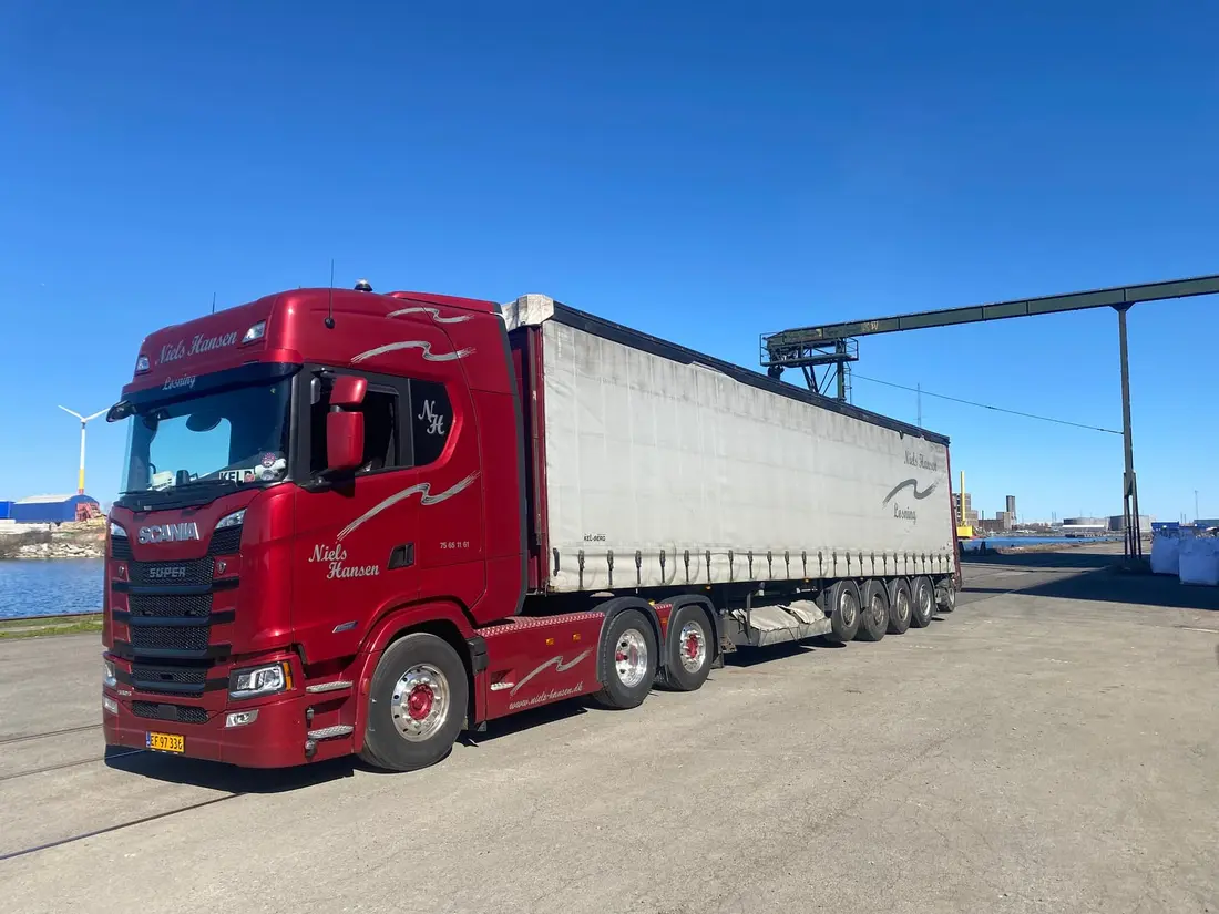 Lastbilen på havnekajen