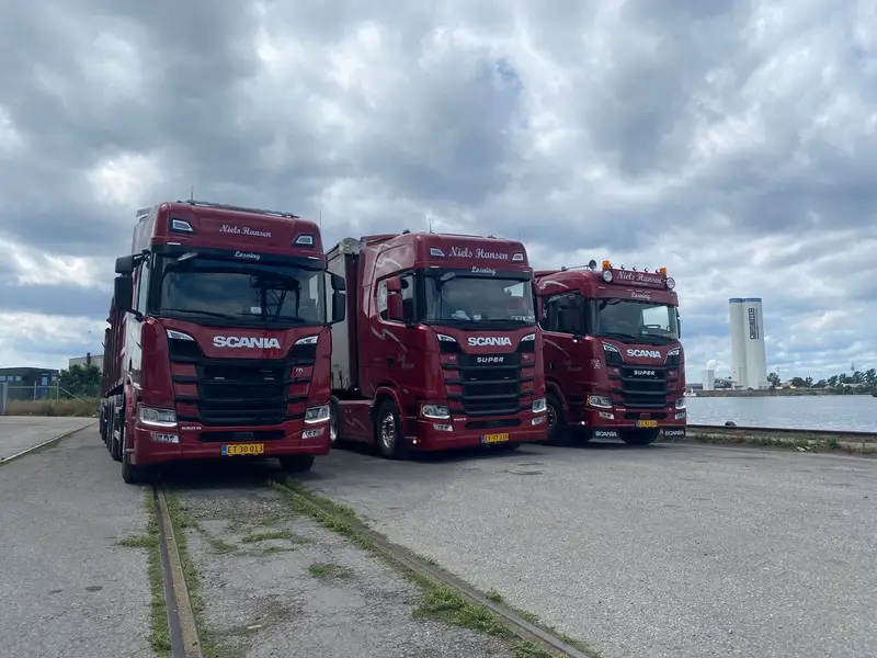 Tre af firmaets lastbiler samlet på havnen