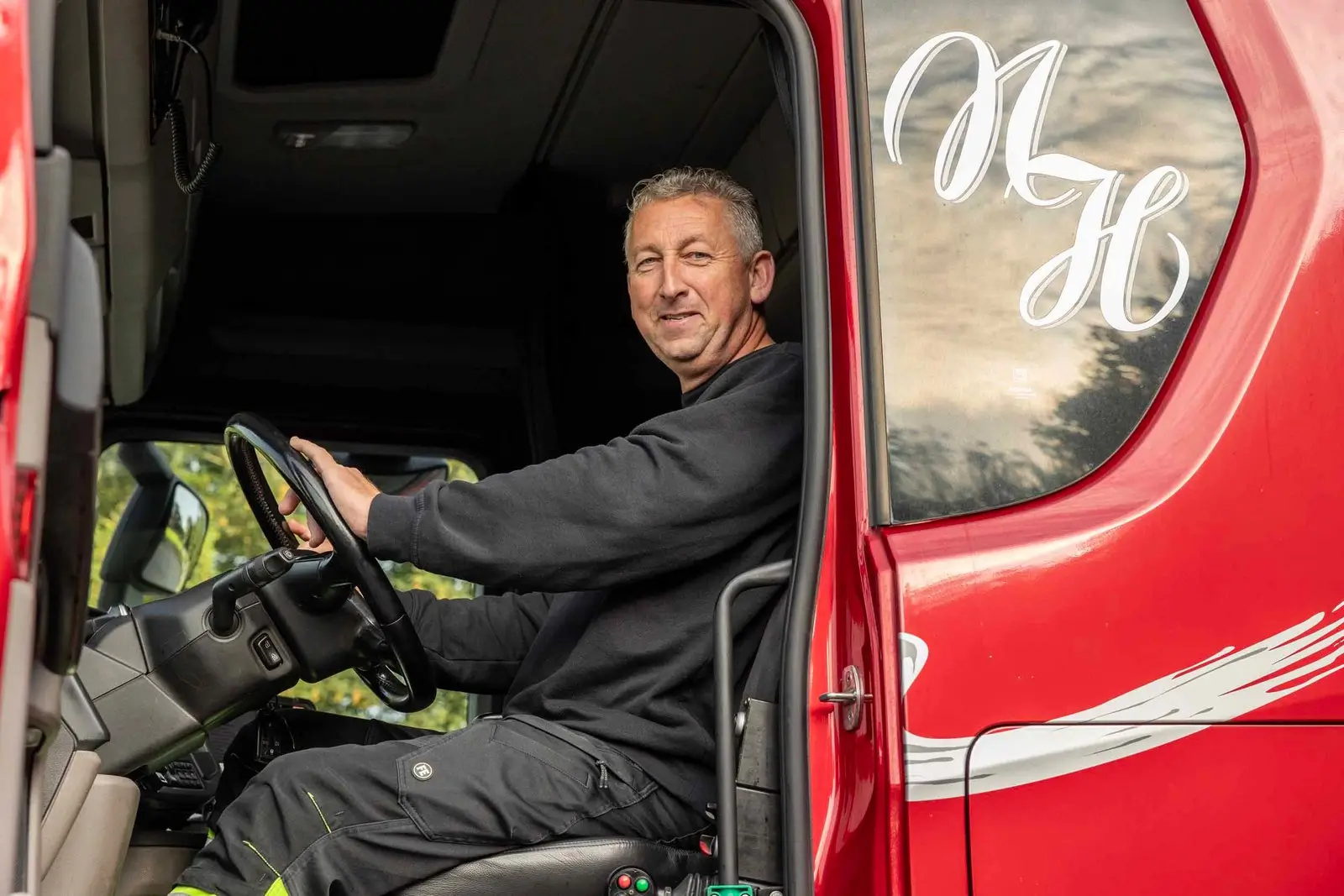 Paw Høst Damsgaard ved lastbilen