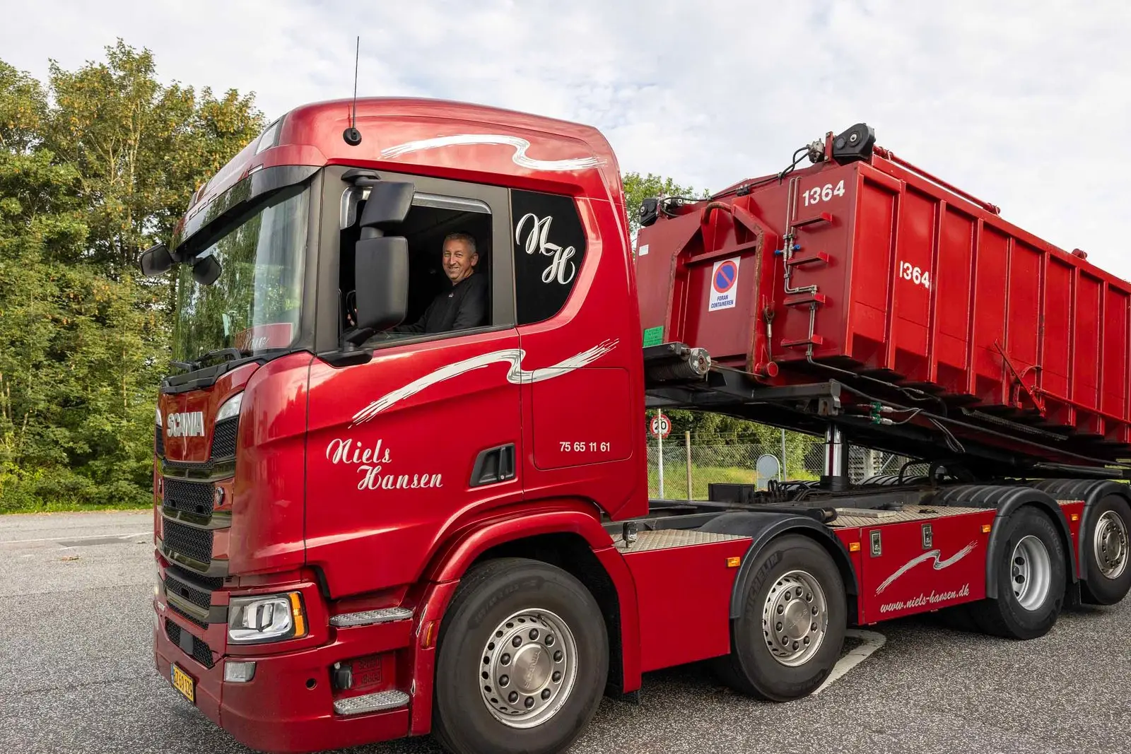 Paw Høst Damsgaard ved sin lastbil