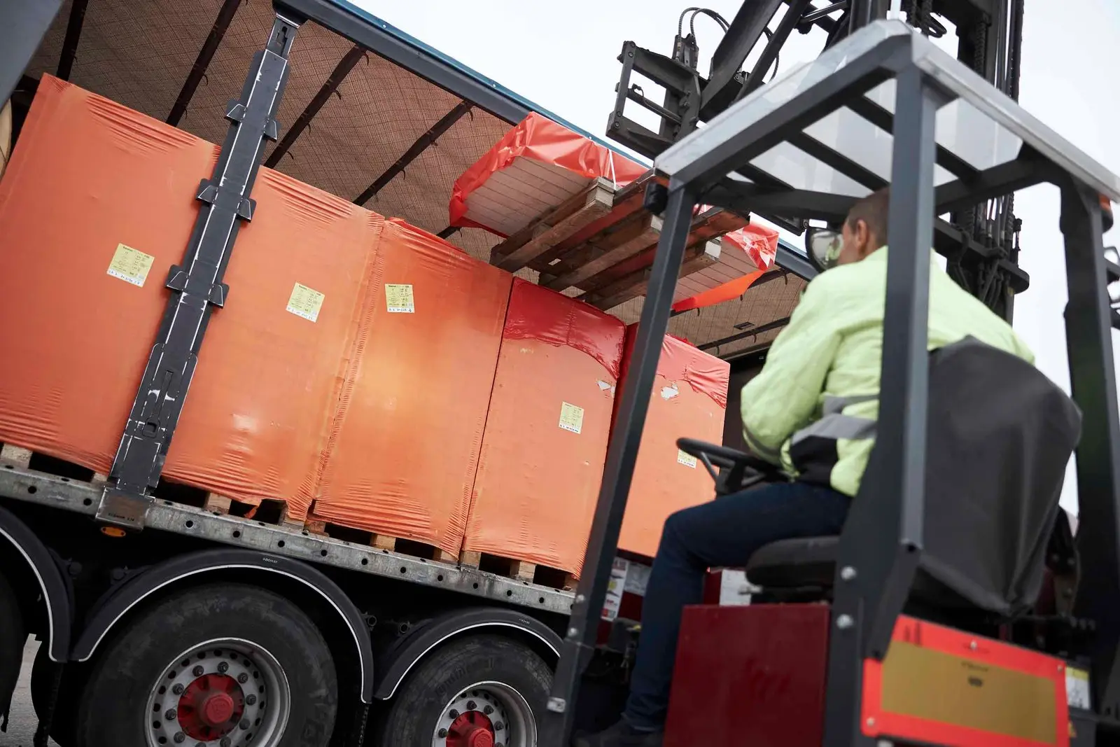 Lastbil fra Niels Hansen Transport på vejen